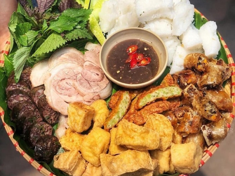 Bun dau mam tom is a favorite Hanoi street food all year round (Source: Collected)