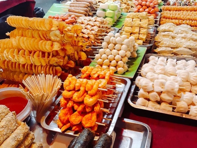 Hom Market stands out as one of the must-visit Hanoi food markets (Source: Collected)