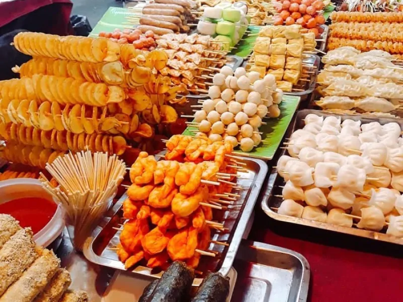 Hom Market stands out as one of the must-visit Hanoi food markets (Source: Collected)