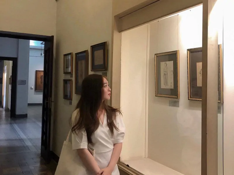 Tourists admiring invaluable pictures in Ho Chi Minh City Museum of Fine Arts (Source: Collected) Tourists admiring invaluable pictures in Ho Chi Minh City Museum of Fine Arts (Source: Collected)