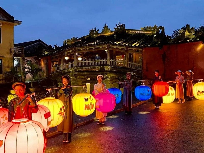 Many tourists are attracted by the beauty of Hoi An lantern festival Vietnam (Source: Collected)