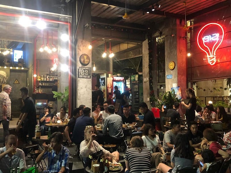 Foreign tourists join the local party in the pubs at Hue Night Walking Street (Source: Collected)