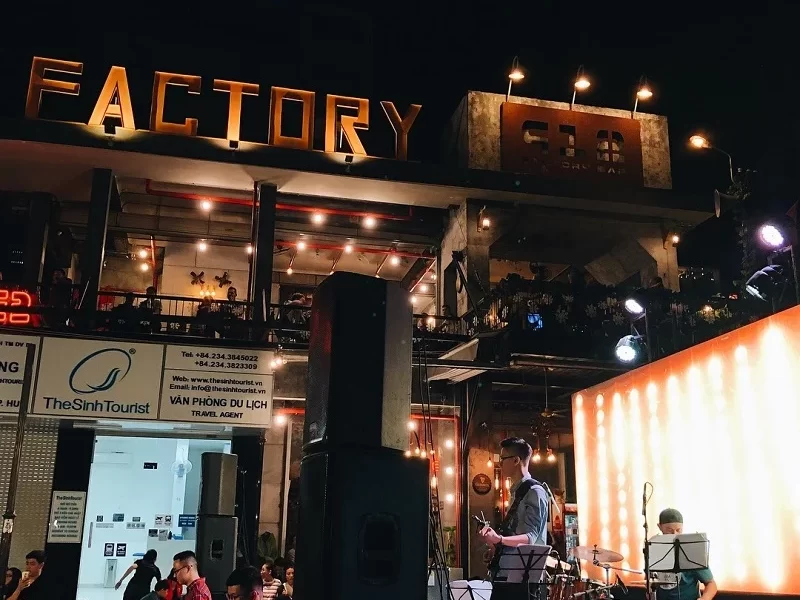 Foreign tourists enjoy musical performances at Hue Night Walking Street (Source: Collected)