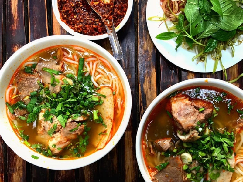 Tourists should try the yummy Bun Bo Hue when visiting the Hue Night Walking Street (Source: Collected)