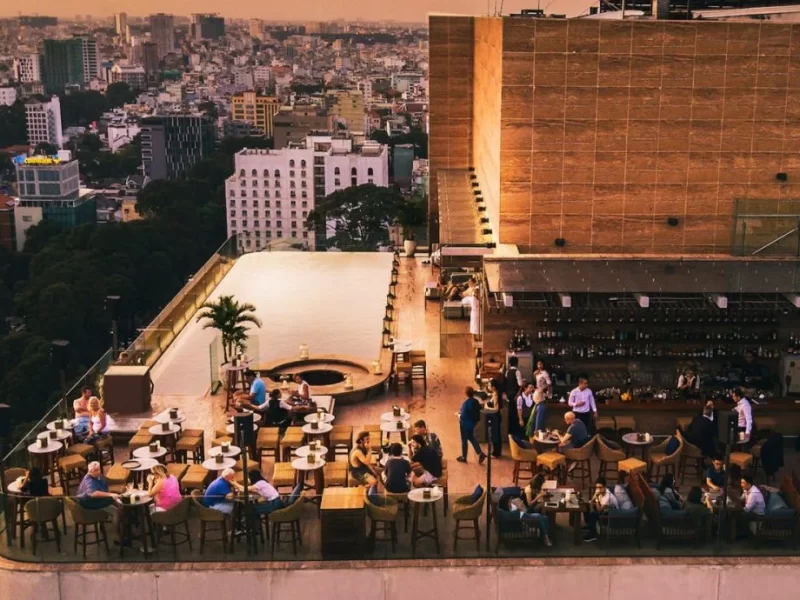 Social Club Rooftop Bar has a unique and luxurious setting among other rooftop bars in Saigon (Source: Collected)