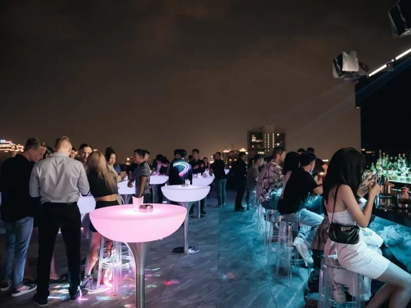 WOW Skybar is one of the vibrant and stylish rooftop bars in Saigon (Source: Collected)