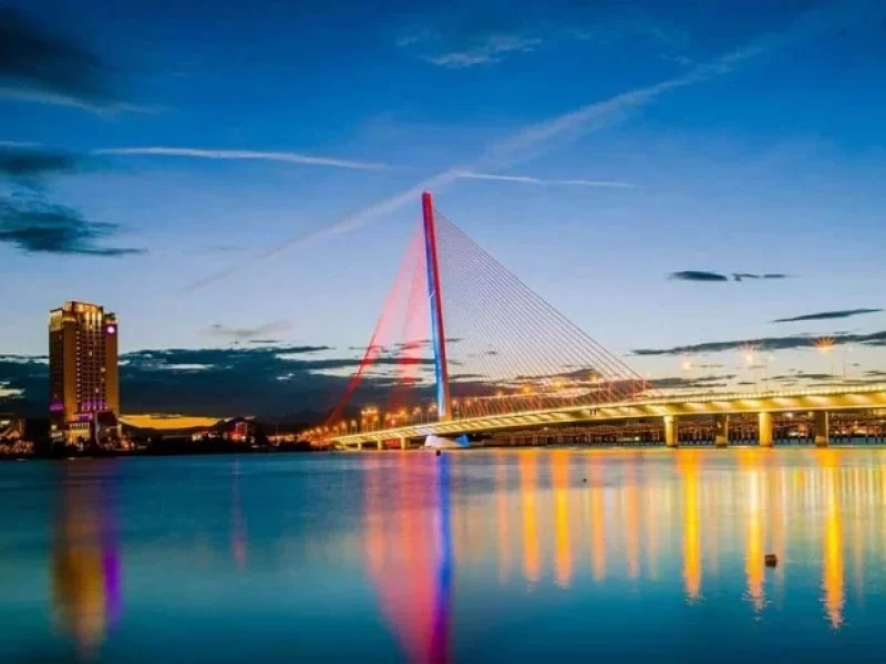 Spanning the Han River, the Tran Thi Ly Bridge is a beautiful monument of modern engineering that offers breathtaking views (Source: Collected) Spanning the Han River, the Tran Thi Ly Bridge is a beautiful monument of modern engineering that offers breathtaking views (Source: Collected)