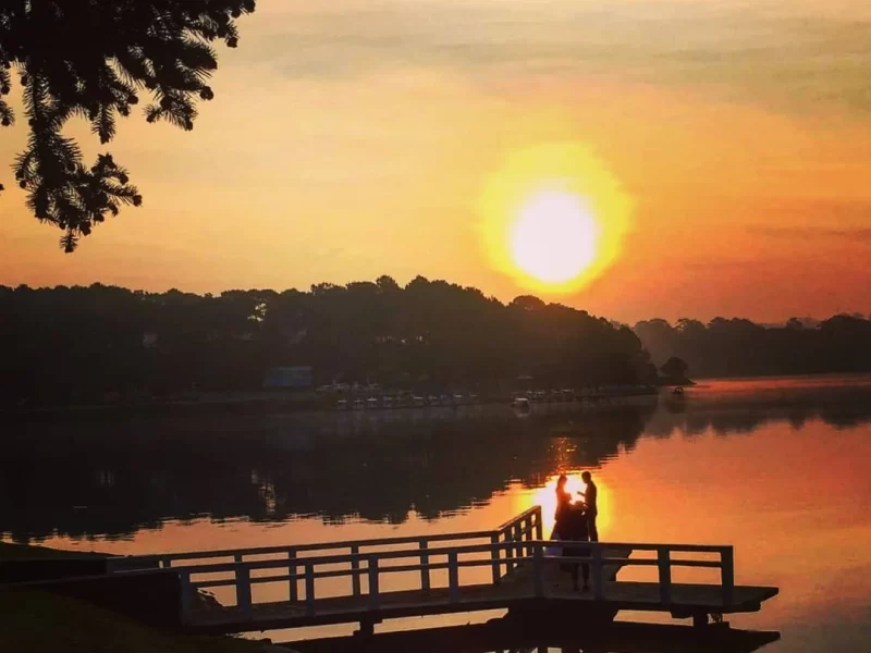 Witnessing the Tuyen Lam Lake sunset is an unforgettable experience (Source: Collected)