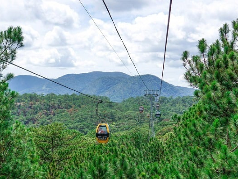 Tuyen Lam cable car offers a unique sightseeing experience from above (Source: Collected)