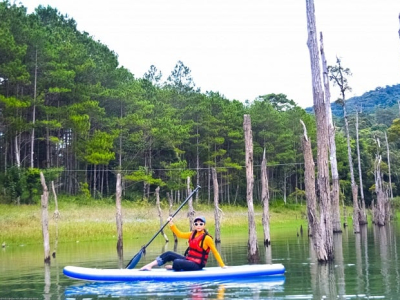 Kayaking is a must-do activity for visitors to Tuyen Lam (Source: Collected)
