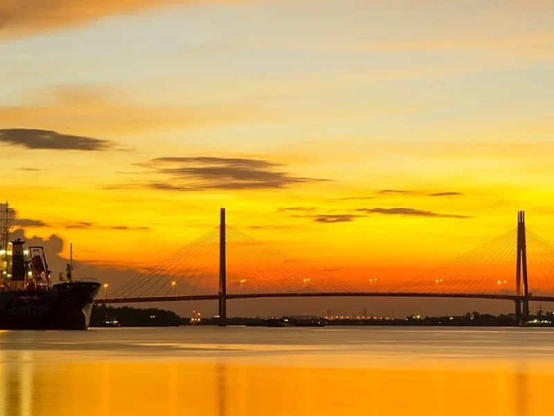 Binh Bridge in Hai Phong city Vietnam at sunset (Source: collected) Binh Bridge in Hai Phong city Vietnam at sunset (Source: collected)