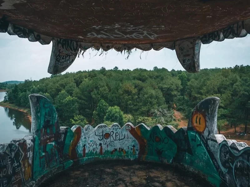 Hue Abandoned Water Park 2023 continues to captivate with its haunting beauty (Source: Collected)