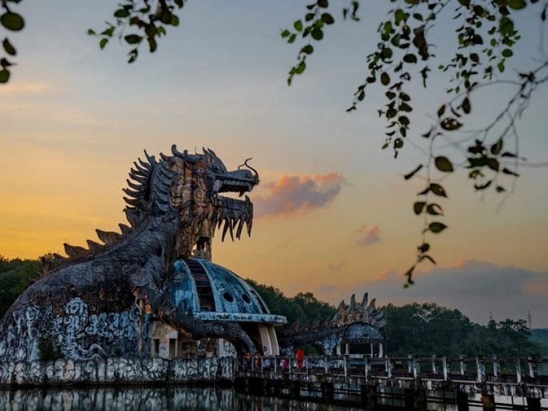 The giant dragon sculpture at Hue Abandoned Water Park (Source: Collected)