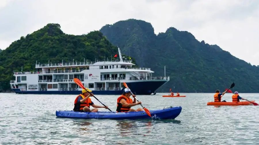 Halong tour packages-https://vietnamdiscoverytours.com/