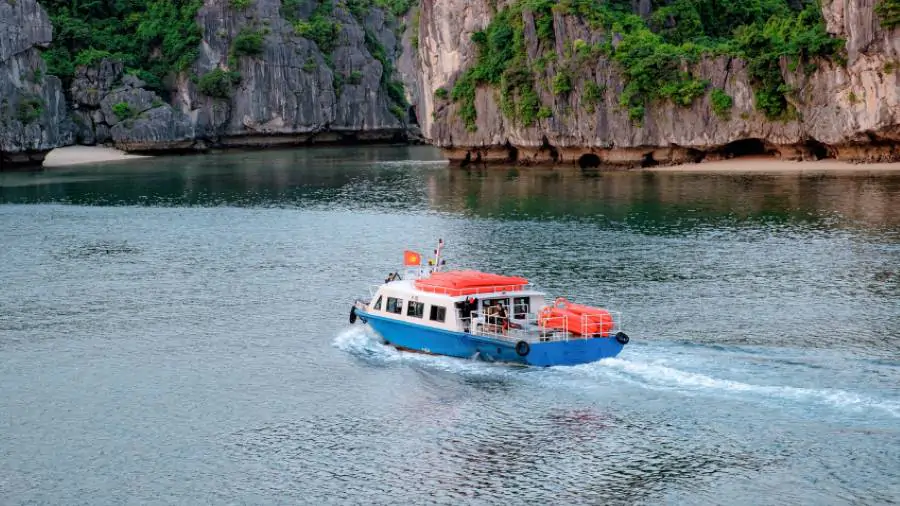 Halong tour packages-https://vietnamdiscoverytours.com/