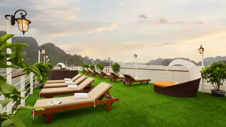 Halong tour packages-https://vietnamdiscoverytours.com/