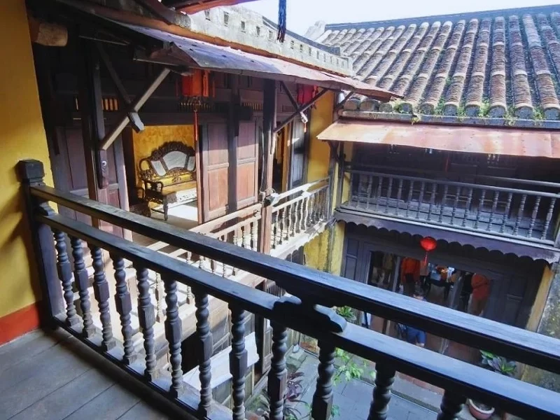 The tiled roof of the living room is set up in a harmonious yin-yang style, helping to expand the living room space (Source: collected ) 