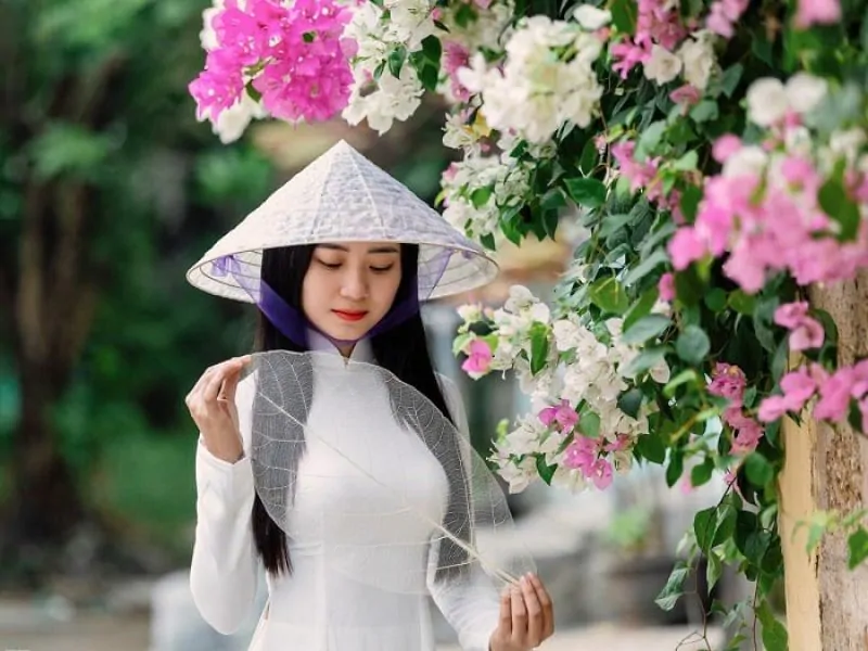 Vietnamese women wearing non la Vietnam with ao dai (Source: Collected)