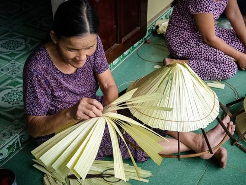 Environmentally friendly materials are used to make non la Vietnam (Source: Collected)