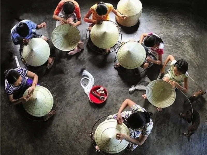 A conical hat maker meticulously sewing non la Vietnam (Source: Collected)
