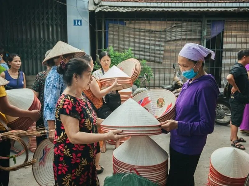 Local people selling non la Vietnam at a market (Source: Collected)