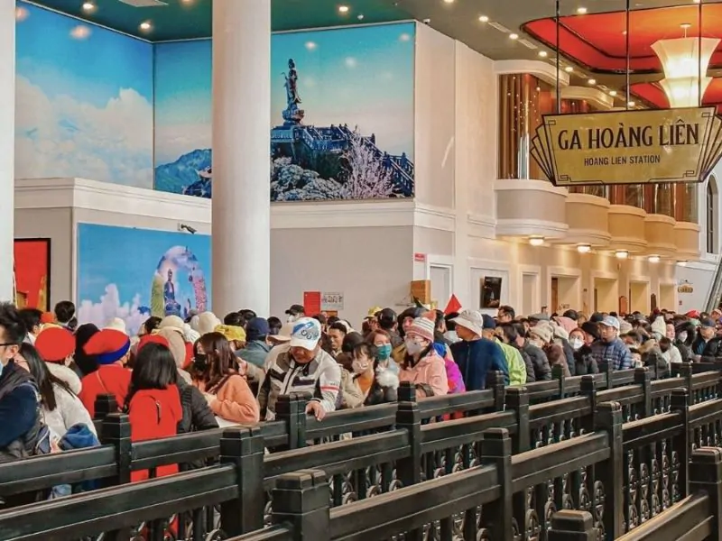 Passengers Waiting For The Cable Car In Hoang Lien Station Passengers Waiting For The Cable Car In Hoang Lien Station