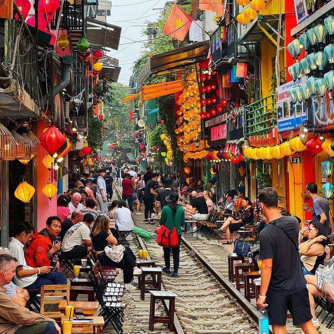 Guide to Hanoi’s Train Street Cafe
