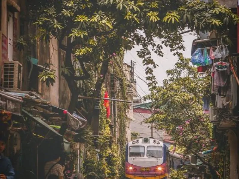 Hanoi Train Street Special-Photo : baoxaydung.com