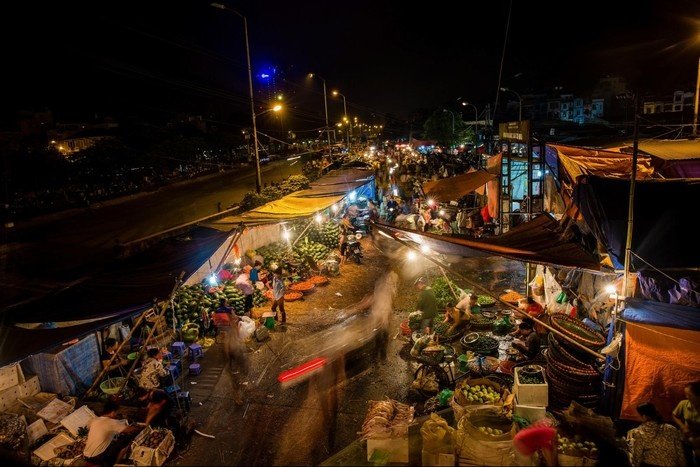 Long Bien Market: A Sleepless Night in Local Market