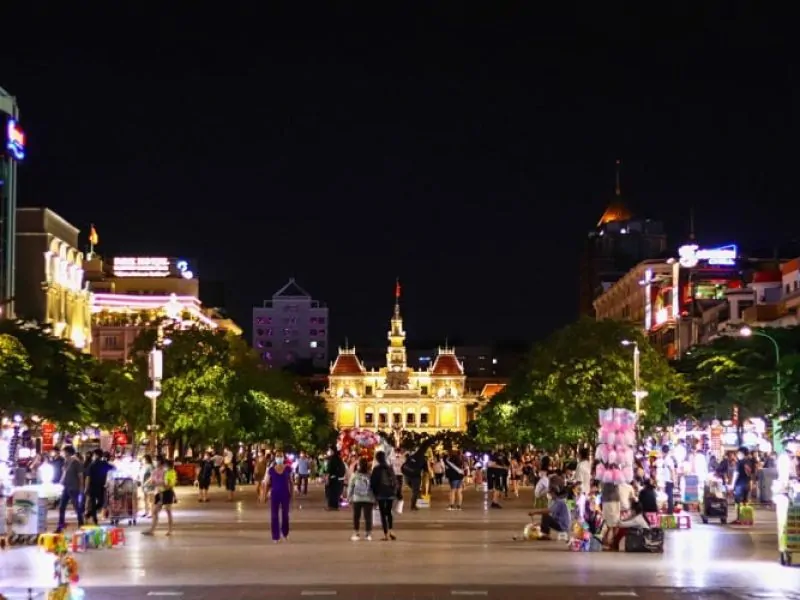 Nguyen Hue Walking Street on weekends is always full of interesting activities Nguyen Hue Walking Street on weekends is always full of interesting activities