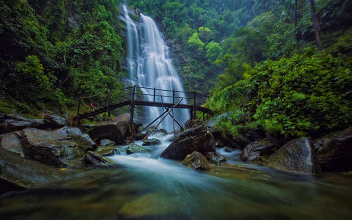 Pu Nhu Waterfall: Vietnam Discovery Tour Guide in Yen Bai