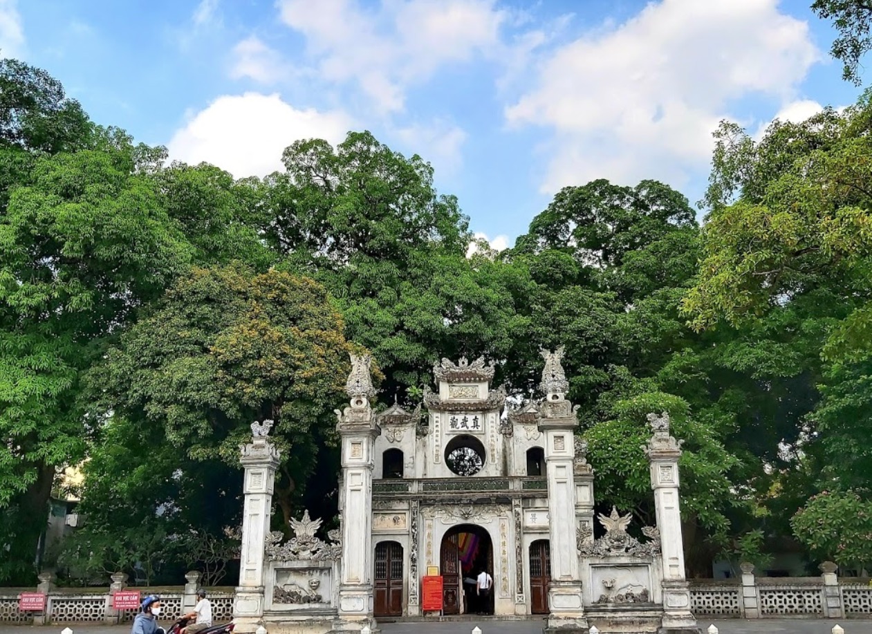 Quan Thanh Temple Hanoi: History & Visiting Guide