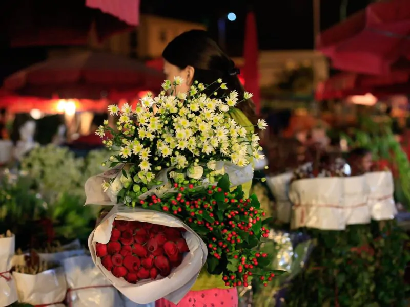 Buying Fresh Flowers: Photo : eva.vn