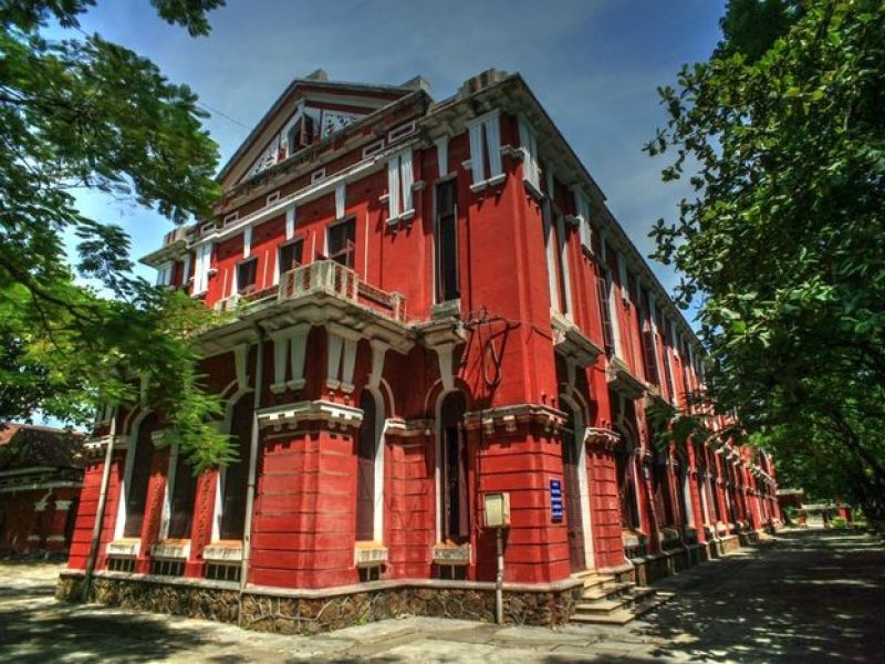 Architecture and Campus Features-Photo: rubicontours.com