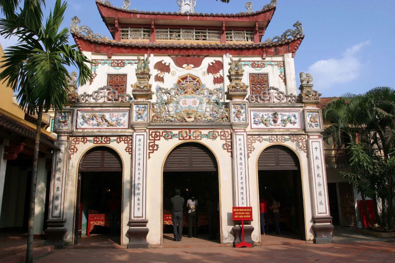 Phu Tay Ho: A Serene Temple on West Lake