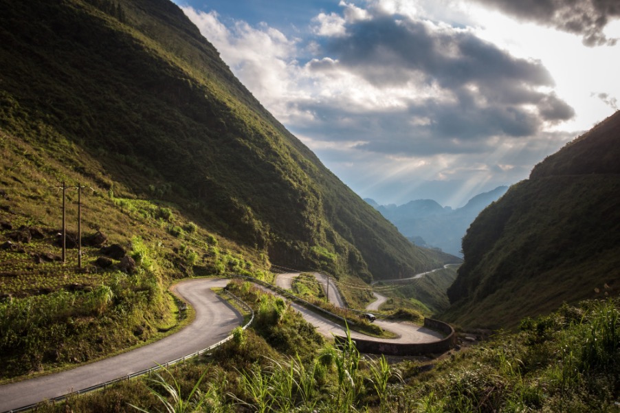 Tham Ma Slope: The Breathtaking Curves of Ha Giang