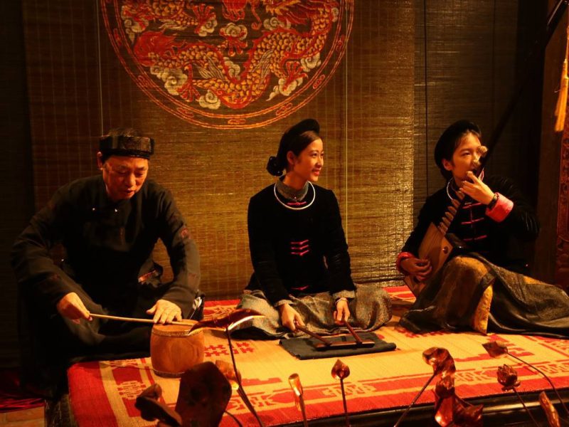 87 Ma May Ancient House Hanoi: A Living Heritage Ca tru musicians performing at the 87 Ma May ancient house in Hanoi