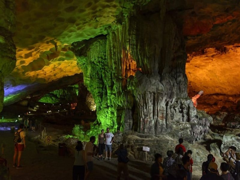 Sung Sot Cave Vietnam attracts thousands of domestic and foreign tourists (Source: Pham Hoang Phuc) Sung Sot Cave Vietnam attracts thousands of domestic and foreign tourists (Source: Pham Hoang Phuc)