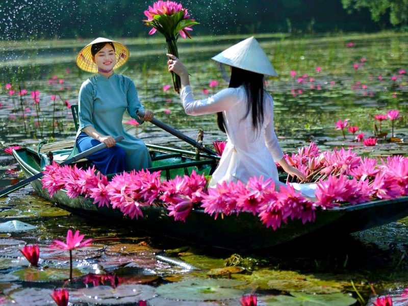 Boat ride through Trang An, a highlight of this Northern Vietnam 6 day tour