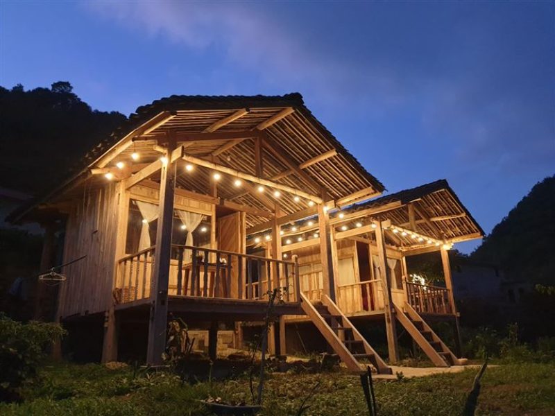 In the evening, when Cực Bắc Homestay in Lũng Cú, Hà Giang lights up, you'll be able to admire its magical, sparkling beauty, creating a very chill atmosphere. (source: facebook.com) In the evening, when Cực Bắc Homestay in Lũng Cú, Hà Giang lights up, you'll be able to admire its magical, sparkling beauty, creating a very chill atmosphere. (source: facebook.com)