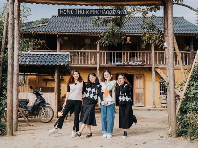 Young travelers visiting Bụi Homestay must stop at the gate to take memorable photos. (source: facebook.com) Young travelers visiting Bụi Homestay must stop at the gate to take memorable photos. (source: facebook.com)