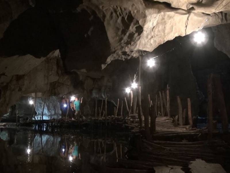 A flashlight is needed to admire the beauty inside the cave. A flashlight is needed to admire the beauty inside the cave.