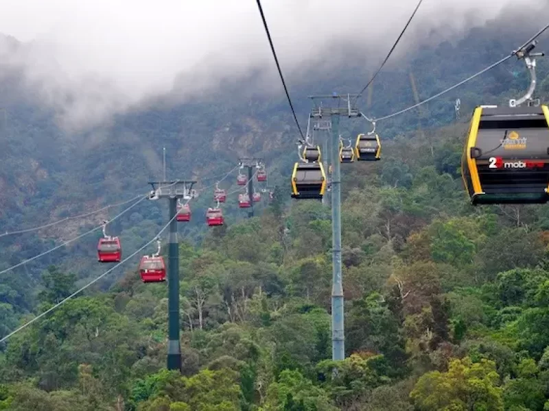 Yen Tu – Vinh Nghiem – Con Son Kiep Bac UNESCO Site Cable cars climbing the misty mountains of Yen Tu