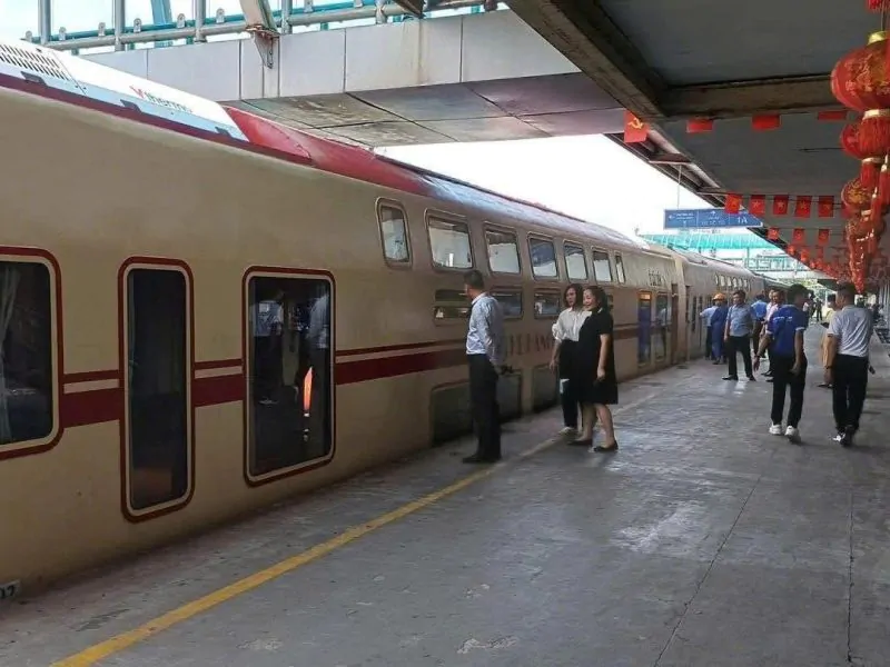 Hanoi Train – Two-Level Journey to Bac Ninh