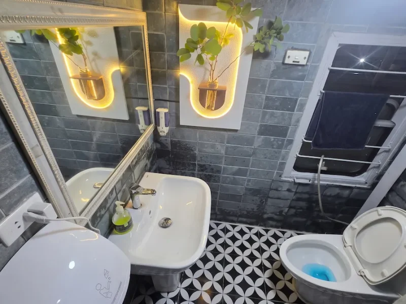 SP7 Train Bathroom Sink | Vietnam Discovery Tours