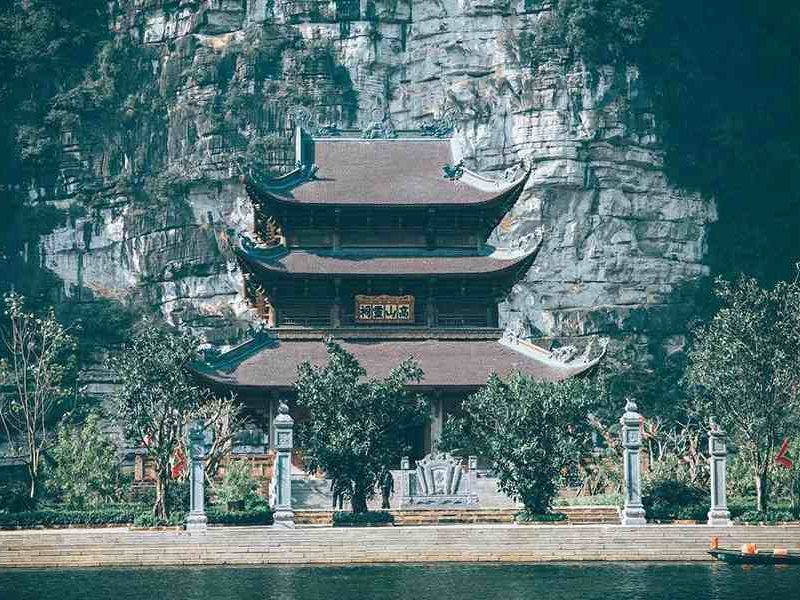 Cao Son Temple Cao Son Temple, a multi-tiered pagoda built into a limestone cliff beside the river in Ninh Binh
